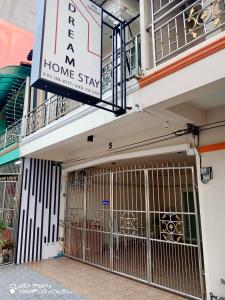 Sathani Khlong RianにあるDream Homestay Hat Yaiの建物にホームステイの看板が掲げられた店の入り口