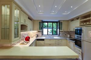 Η κουζίνα ή μικρή κουζίνα στο Private Villa With Garden And Comfort - Close To City Center