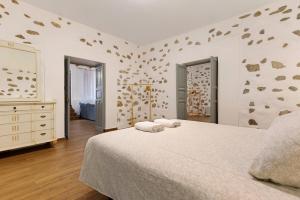 A bed or beds in a room at Casa Milagrito Betancuria