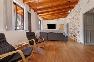 A television and/or entertainment centre at Casa Milagrito Betancuria