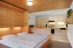 a bedroom with a bed and a kitchen at Ferienwohnung Otto Booz in Schluchsee