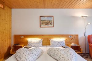 a bedroom with a bed with two pillows at Ferienwohnung Otto Booz in Schluchsee