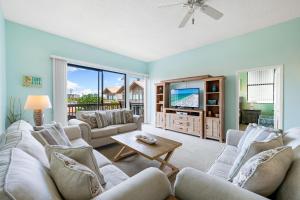 TV/trung tâm giải trí tại Lake House at the Beach 206 by Beachside Management
