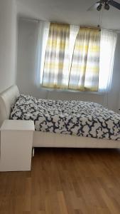 un letto in una stanza con finestra e gonna da letto tspectspectspectspectspects di two double bedrooms in center a Vienna Altre 14 foto