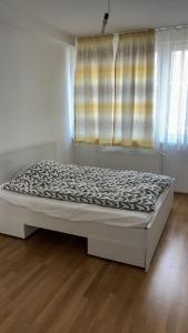 un letto in una stanza con una finestra di two double bedrooms in center a Vienna