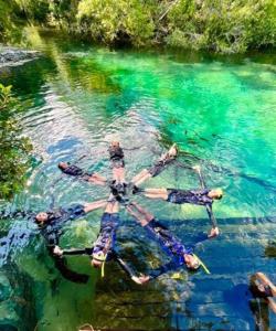 eine Gruppe von Menschen, die im Wasser schwimmen in der Unterkunft Pousada dos Passarinhos in Água Boa