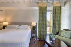 Cama ou camas em um quarto em Dorion Hotel