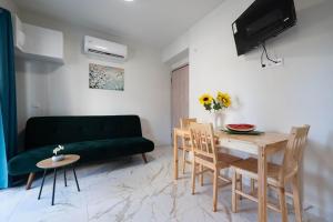 Μια τηλεόραση ή/και κέντρο ψυχαγωγίας στο Pomegranate Apartments