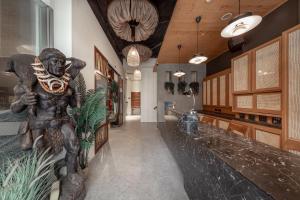a hallway with a large statue of a man at Sun Moon Lake ItaThao Vacation Inn with Elevator in Yuchi +107 photos