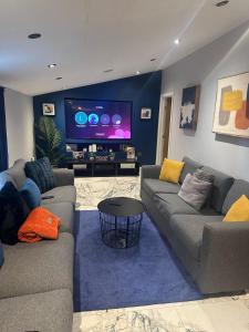 Χώρος καθιστικού στο Jacuzzi Retreat in Watford