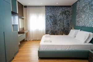 una camera da letto con un letto grande e un dipinto sul muro di Solis Giselle Hotel a Vlorë