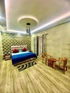 Un dormitorio con una cama y una mesa y sillas. en ZenRoofs- Cloud Haven 5BHK Villa, en Mussoorie