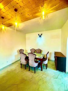 Un comedor con mesa y sillas en ZenRoofs- Cloud Haven 5BHK Villa, en Mussoorie