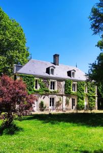 an ivy covered house with a green yard at Chambres d'hôtes du domaine de l'Isle in Civray-de-Touraine