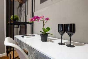 a table with two wine glasses and a plant on it at Dalmazia 33 in Salerno