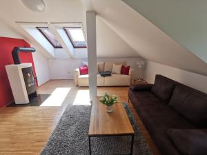 Posedenie v ubytovaní Moderne Dachgeschosswohnung zentral by Seebnb