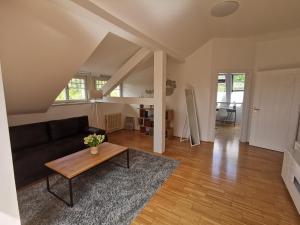 Posedenie v ubytovaní Moderne Dachgeschosswohnung zentral by Seebnb
