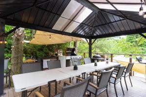 Ein Restaurant oder anderes Speiselokal in der Unterkunft 貸別荘MUSIC FOREST by MFR 