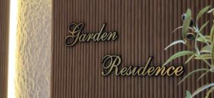 迪拜Garden Residence的一本写着“jurerresurance”字样的书