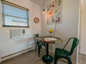 a room with a table and chairs and a window at Studio 8 - 2 min du Bord de l'eau Foyer & Barbecue in Sainte-Anne-de-Beaupré