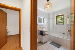 下乌尔丁根Seeside的带水槽和浴缸的浴室 更多21张照片