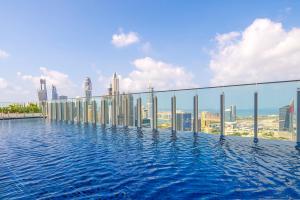 Bazén v ubytování Taj Jumeirah Lakes Towers nebo v jeho okolí
