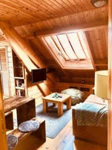 a attic room with a bed and a table at Westkapelle appartement en vakantiehuis in Westkapelle