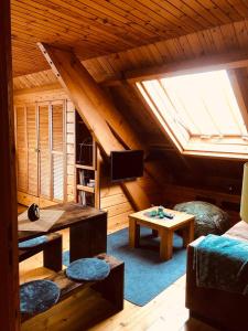 a living room with a ceiling with a skylight at Westkapelle appartement en vakantiehuis in Westkapelle