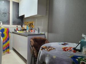 Rest place with beautiful flowers في دايغو: مطبخ مع طاولة ومغسلة وقمة كونتر