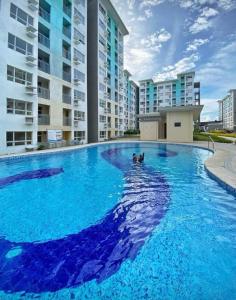 Bazén v ubytování Seawind 2BR Condo near Samal Ferry Wharf nebo v jeho okolí