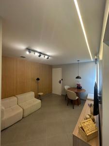 a living room with a couch and a table at Apartamento moderno com 2 quartos e cama queen-size in Caruaru +3 photos