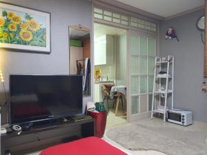 Rest place with beautiful flowers في دايغو: غرفة معيشة مع تلفزيون بشاشة مسطحة كبيرة +3 صور