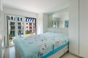un dormitorio con una cama y una ventana en 3P ST Jean, en Saint-Jean-Cap-Ferrat