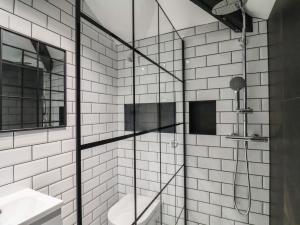 Un baño con ducha de cristal con lavabo. en Drake's Hideaway, en Lyme Regis 20 fotos más