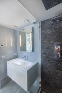 Un baño con un lavabo blanco y un espejo. en 3P ST Jean, en Saint-Jean-Cap-Ferrat 25 fotos más