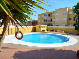 Bazén v ubytování Apartamentos Medano - Lagos de Miramar Deluxe nebo v jeho okolí