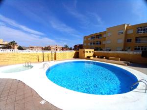 Bazén v ubytování Apartamentos Medano - Lagos de Miramar Deluxe nebo v jeho okolí