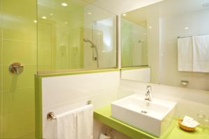 A bathroom at Universal Hotel Laguna