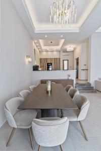 Un comedor con mesa y sillas en Olymp Luxury Family House, en Paphos 82 fotos más