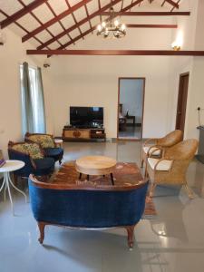 Μια τηλεόραση ή/και κέντρο ψυχαγωγίας στο Birdsong Coffee Estate Stay +17 φωτογραφίες