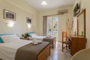 Postel nebo postele na pokoji v ubytování Laganas Holidays Hotel