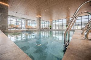 una gran piscina en un edificio en Lotus Apartment 140 in Odyssey Pool & Spa-parking, en Mamaia