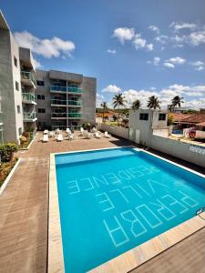 ein Schwimmbad auf dem Dach eines Gebäudes in der Unterkunft Peroba Ville Residence AP completo in Maragogi