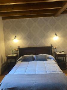 A bed or beds in a room at La Posada de Barro