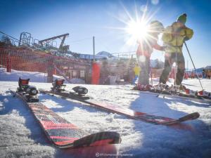 deux personnes debout dans la neige avec leurs skis dans la neige dans l'établissement **Studio Montagne 2/3 pers - Pied des pistes, centre station** - FR-1-393-43, à Saint-Michel-de-Chaillol