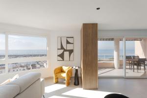a living room with a couch and a view of the ocean at Apartamento Exclusivo Frente al Mar in Aguadulce +27 photos