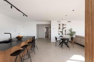 a kitchen and dining room with a table and chairs at Apartamento Exclusivo Frente al Mar in Aguadulce