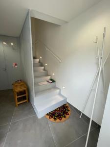 una escalera en una habitación con una alfombra y una escalera en Le finestre sul cortile Biella, en Biella 42 fotos más