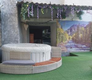eine Darstellung einer Bühne mit einem runden Bett und einem Gemälde in der Unterkunft Le Glacier in La Salle + 9 Fotos