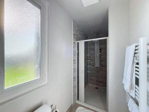 un bagno con cabina doccia accanto a una finestra di Joli Studio proche CNPE du Blayais a Saint-Aubin-de-Blaye